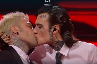 Sanremo 2023, Rosa Chemical e il bacio con Fedez: «Scusate mi è scappato» VD