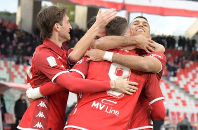 Calcio, gioia Bari: Esposito e Cheddira regalano il successo contro il Cosenza