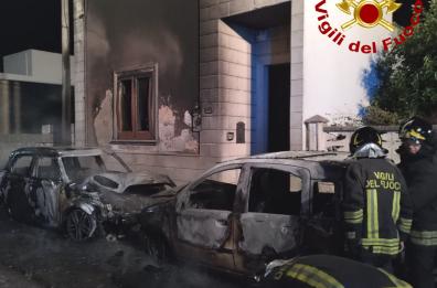 Botrugno, un’altra notte di fuoco: due auto distrutte dalle fiamme