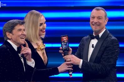 Sanremo 2023, la scaletta dell'ultima serata: sul palco Chiara Ferragni e i Depeche Mode accolti da una standing ovation. L'omaggio di Morandi a Dalla. Elodie incanta con pizzo e sensualità. All'Ariston anche Lolita Lobosco