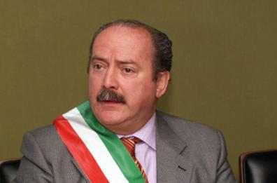 Gallipoli, oltre un miliardo di lire donato al nipote: l’ex senatore Barba vuole tutto indietro 