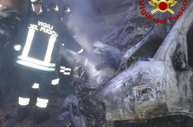 Collemeto, incendio distrugge due autocarri parcheggiati in un'azienda: si indaga