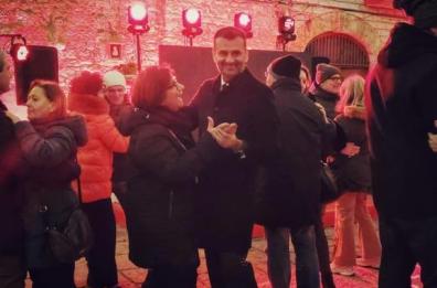 Bari, Decaro balla con una signora a Largo Albicocca: «Ecco il San Valentino dei baresi»