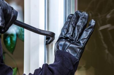 Lecce, svaligia una casa e si mette a dormire sul divano: arrestato