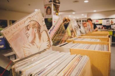 Bari, all'Officina degli Esordi arriva il Vinyl Carnival, dischi e artigianato