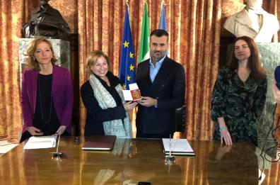 Bari, firmato protocollo tra Comune e Unhcr. Decaro dona la manna di San Nicola all’Agenzia Onu per i Rifugiati 