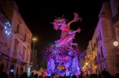 Putignano, dopo il concerto di Dargen D'Amico sale l'attesa per il giovedì dei cornuti 