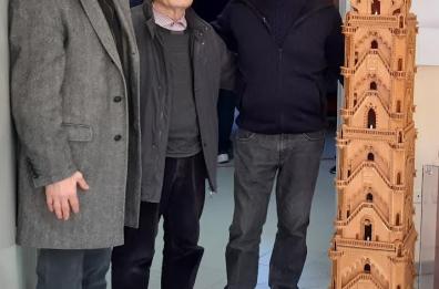 Copertino, il maestro Macchia festeggia i 78 anni donando le sue opere alle scuole