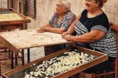 Bari, si è spenta la mamma di Nunzia, l'ambasciatrice delle orecchiette del borgo antico  