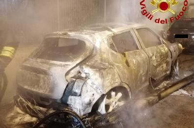 Paura nella notte ad Alezio: un'auto brucia e ne coinvolge altre due