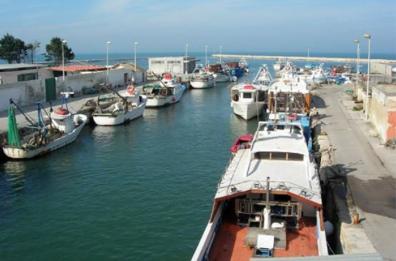 Sos dei pescatori di Margherita di Savoia: «Secche pericolose, dragate il porto»