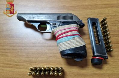 In giro con una pistola clandestina, arrestato 51enne a Taranto