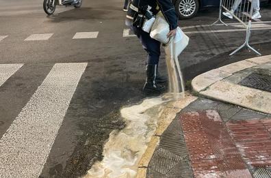Bari, chiazza d'olio lungo Corso Vittorio: la polizia limita i disagi con la sabbia
