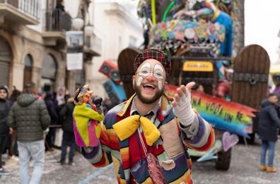 Carnevale di Putignano, in 60mila ad ammirare i giganti di cartapesta FT/VD