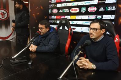 Calcio, frizioni col presidente: si dimette l'allenatore del Foggia