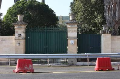 Villa Convento, guardrail blocca l'ingresso in casa: famiglia non può più entrare