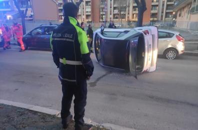 Foggia, l'auto sbanda e investe una donna su via Gramsci
