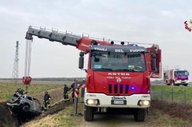 L'auto finisce nel canale e prende fuoco: morto architetto originario di Ostuni