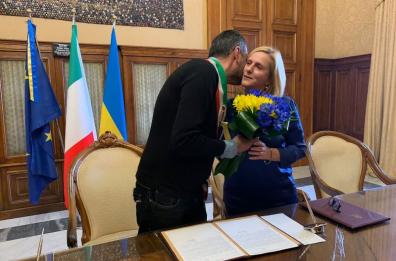 Bari, l'ucraina Oksana Hobush riceve cittadinanza italiana davanti a sindaco Decaro