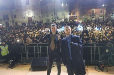 Pentolaccia a Casamassima, boom di fan per la star di Mare Fuori e Ginevra Lamborghini