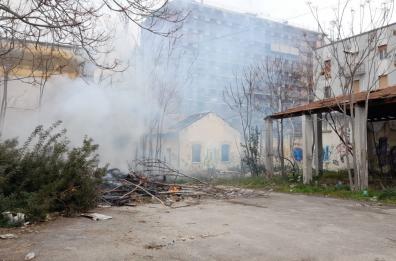 Bari, fiamme nei locali del parcheggio dell'ex Caserma Rossani: vigili del fuoco sul posto