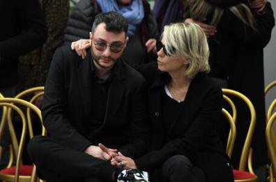 Aperta la camera ardente di Maurizio Costanzo, in centinaia al Campidoglio