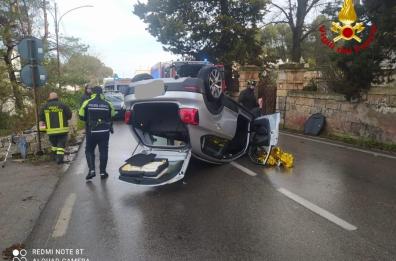L'auto si ribalta sulla statale 172 in zona Laureto: feriti due anziani coniugi