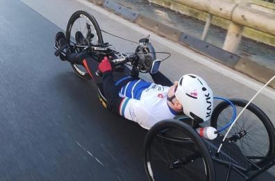 Taranto sostiene il paratleta Percoco: stemma del Comune su divisa e handbike