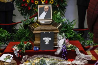 L'ultimo saluto a Maurizio Costanzo: i funerali in Piazza del Popolo. Le lacrime di Maria De Filippi all'uscita del feretro