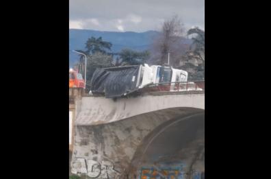Firenze, incidente sul ponte alla Vittoria: tir si ribalta