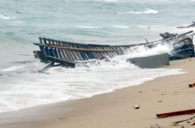Strage di migranti al largo di Crotone: si temono oltre 100 vittime. Fermati altri due presunti scafisti