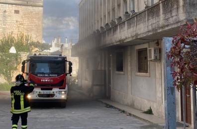 Ostuni, fiamme nella palestra della scuola San Carlo Borromeo