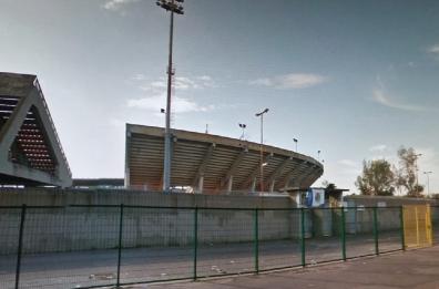 Lecce, un ulivo giallorosso all'ingresso dello stadio di Via del Mare