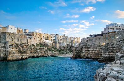 Polignano a Mare finisce su Forbes e diventa la «gemma di Puglia»