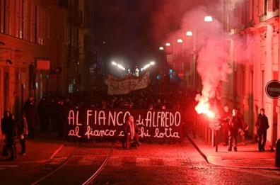 Cospito: anarchici in corteo a Torino, lancio di petardi e vetrine rotte