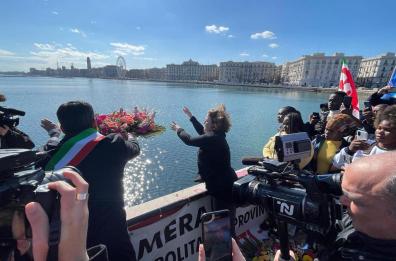 «Perdonateci», Cgil Bari depone in mare due corone di fiori per il naufragio di migranti a Cutro