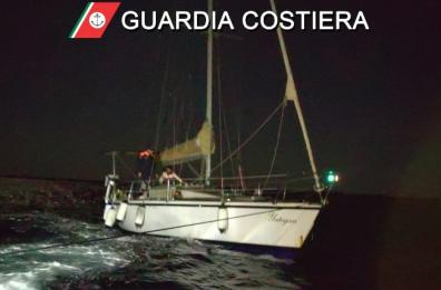 Guardia Costiera salva velisti in difficoltà nel Salento