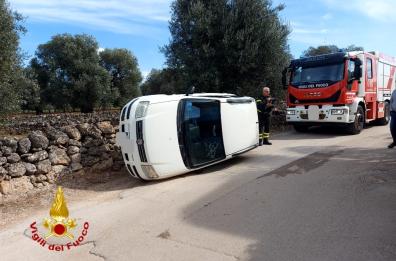 Fasano, auto si ribalta su un fianco per un sasso a bordo strada: illesa la conducente