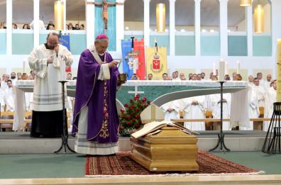 Taranto, nella concattedrale i funerali dell'arcivescovo Benigno Papa