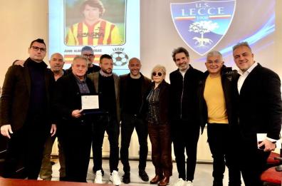Calcio, la Città di Lecce a Beto Barbas: «Esemplare campione di calcio e di vita»