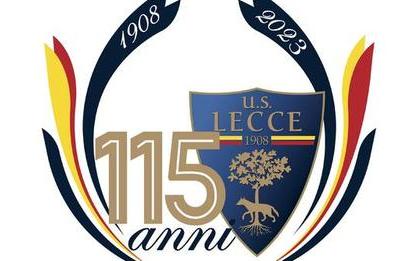 Il Lecce in campo contro il Torino con la maglia storica per celebrare 115 anni di calcio