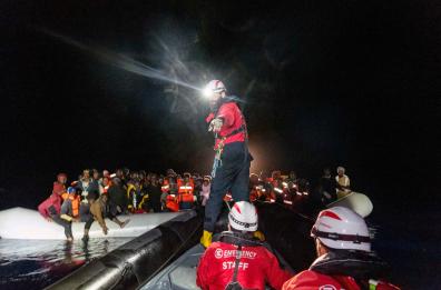 Brindisi, la nave Life Support sbarca al porto: salvate 105 persone, anche bambini e una donna incinta