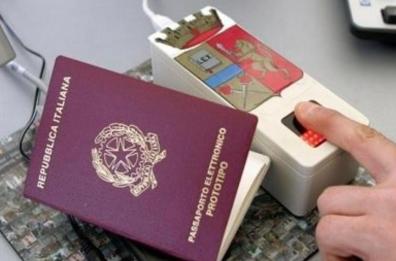 Da Barcellona a Bari l'odissea per un passaporto: in lista d'attesa da mesi