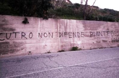 Consiglio dei Ministri a Cutro: scritte contro Piantedosi