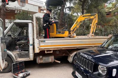 Andria, scoperti mentre smontavano mezzi rubati: due arresti per ricettazione