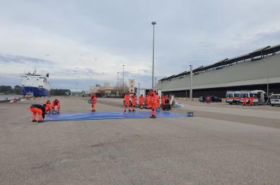 Brindisi, sbarca al porto la nave Life Support di Emergency: a bordo anche 30 bambini e una donna incinta
