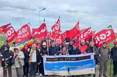 Naufragio migranti, Cgil Puglia a Cutro: «Siamo dove è giusto essere»