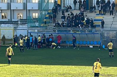 Ostuni-Novoli, bomba carta dagli spalti durante la partita: due calciatori in ospedale