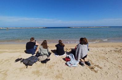 È mare d’inverno a Bari: sole, caldo e scatta la voglia di prima tintarella 