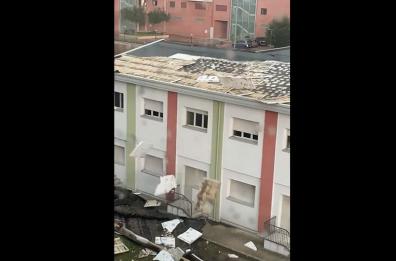 Cosenza, nubifragio e tromba d'aria: tetto scuola colpito da bomba d'acqua